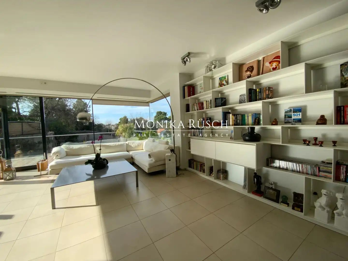 Sala d'estar de Casa o xalet en venda en Sant Cugat del Vallès amb Aire condicionat, Calefacció i Jardí privat
