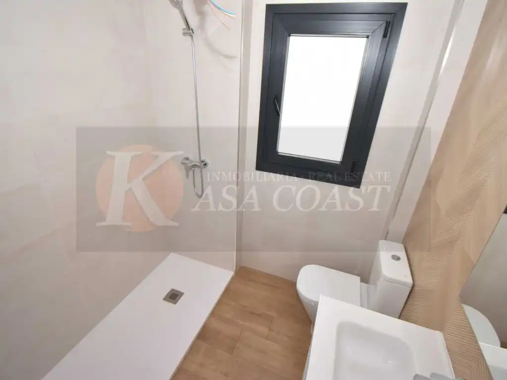 Baño de Piso en venta en Fuengirola con Aire acondicionado y Terraza
