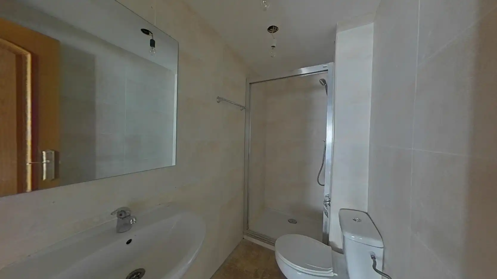 Baño de Piso en venta en Zaragoza con Calefacción, Horno y Balcón