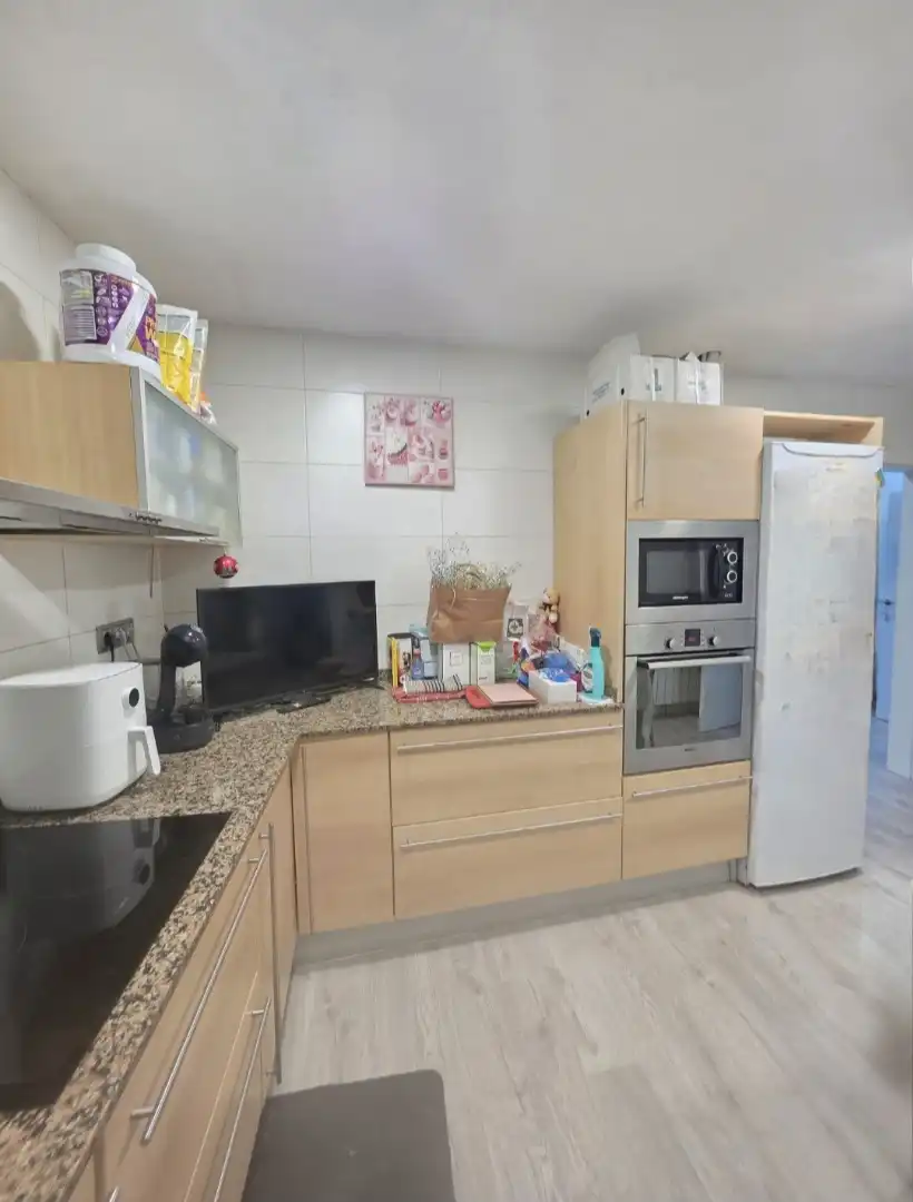 Cuina de Casa adosada en venda en Santa Coloma de Gramenet amb Aire condicionat, Calefacció i Parquet