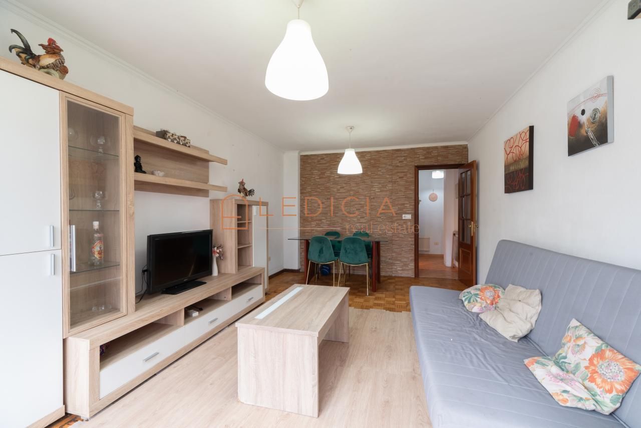 Living room of Flat for sale in Vigo   with Heating, Storage room and Furnished