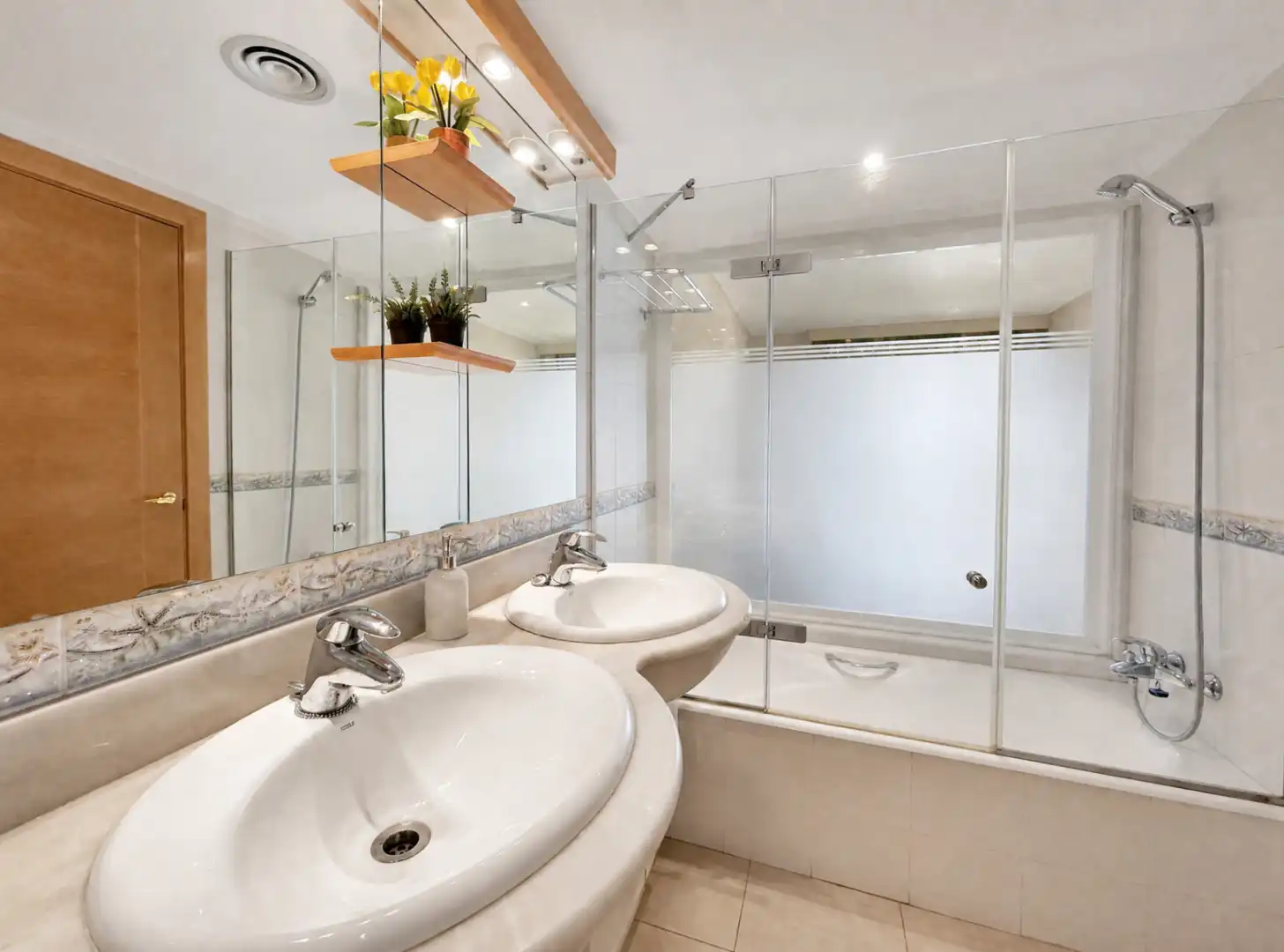 Bathroom of Flat for sale in Roses  with Air Conditioner, Heating and Terrace