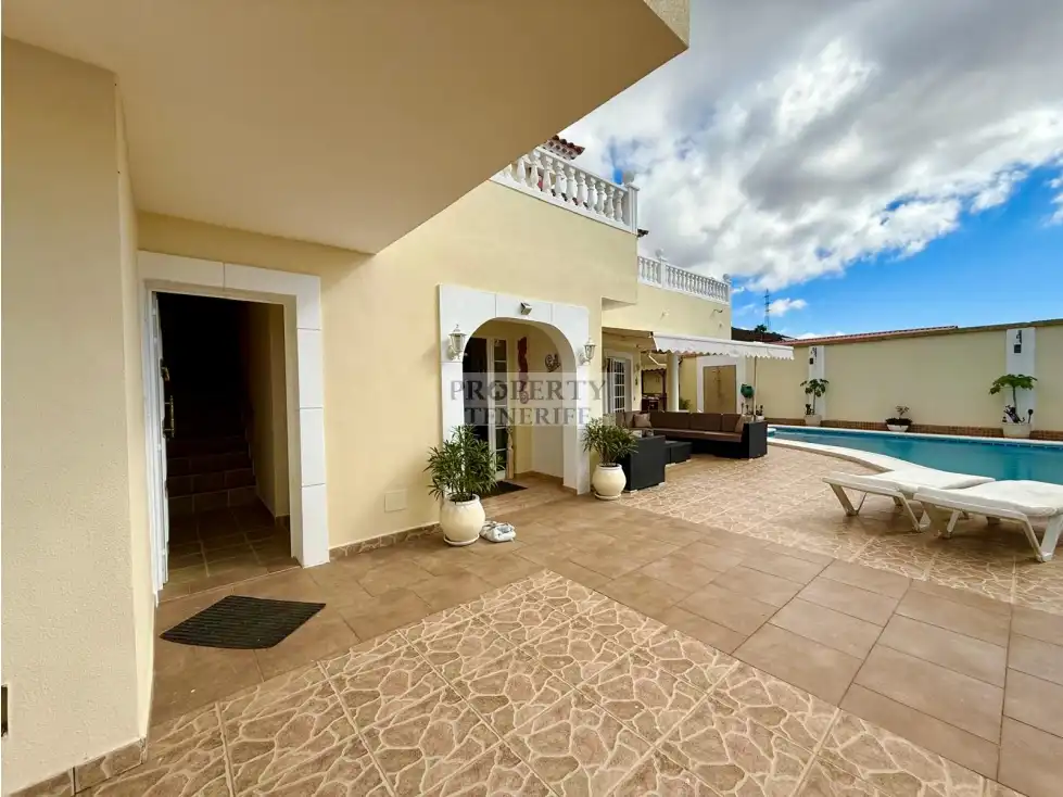 Vista exterior de Casa o chalet en venta en Arona con Terraza, Piscina y Amueblado