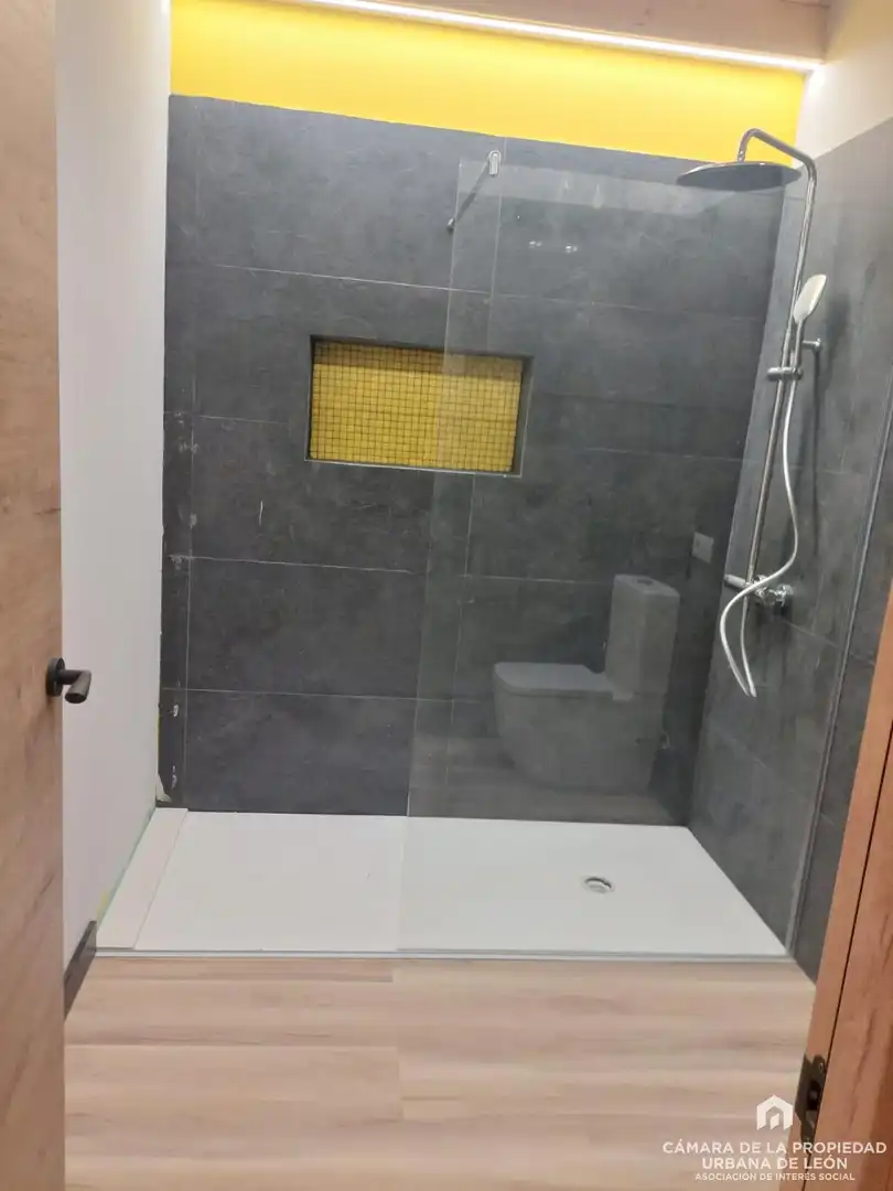 Bany de Casa adosada en venda en Valverde de la Virgen amb Calefacció i Terrassa