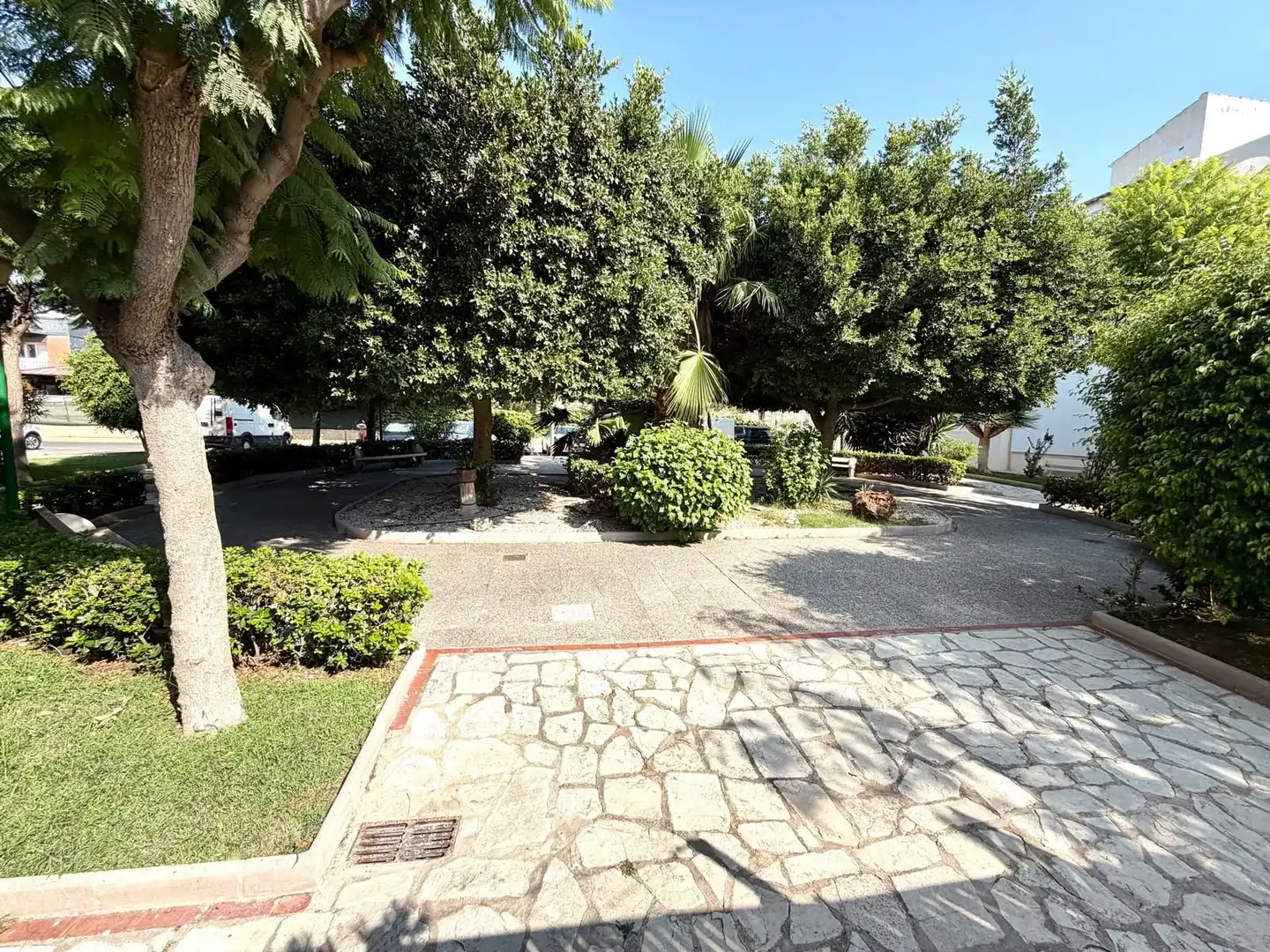 Vista exterior de Casa adosada en venda en El Campello amb Aire condicionat, Jardí privat i Piscina
