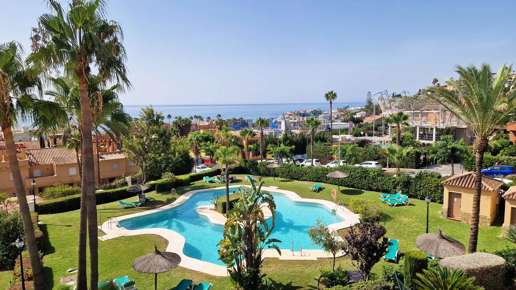 Garten von Einfamilien-Reihenhaus zum Verkauf in Estepona mit Klimaanlage, Privatgarten und Terrasse