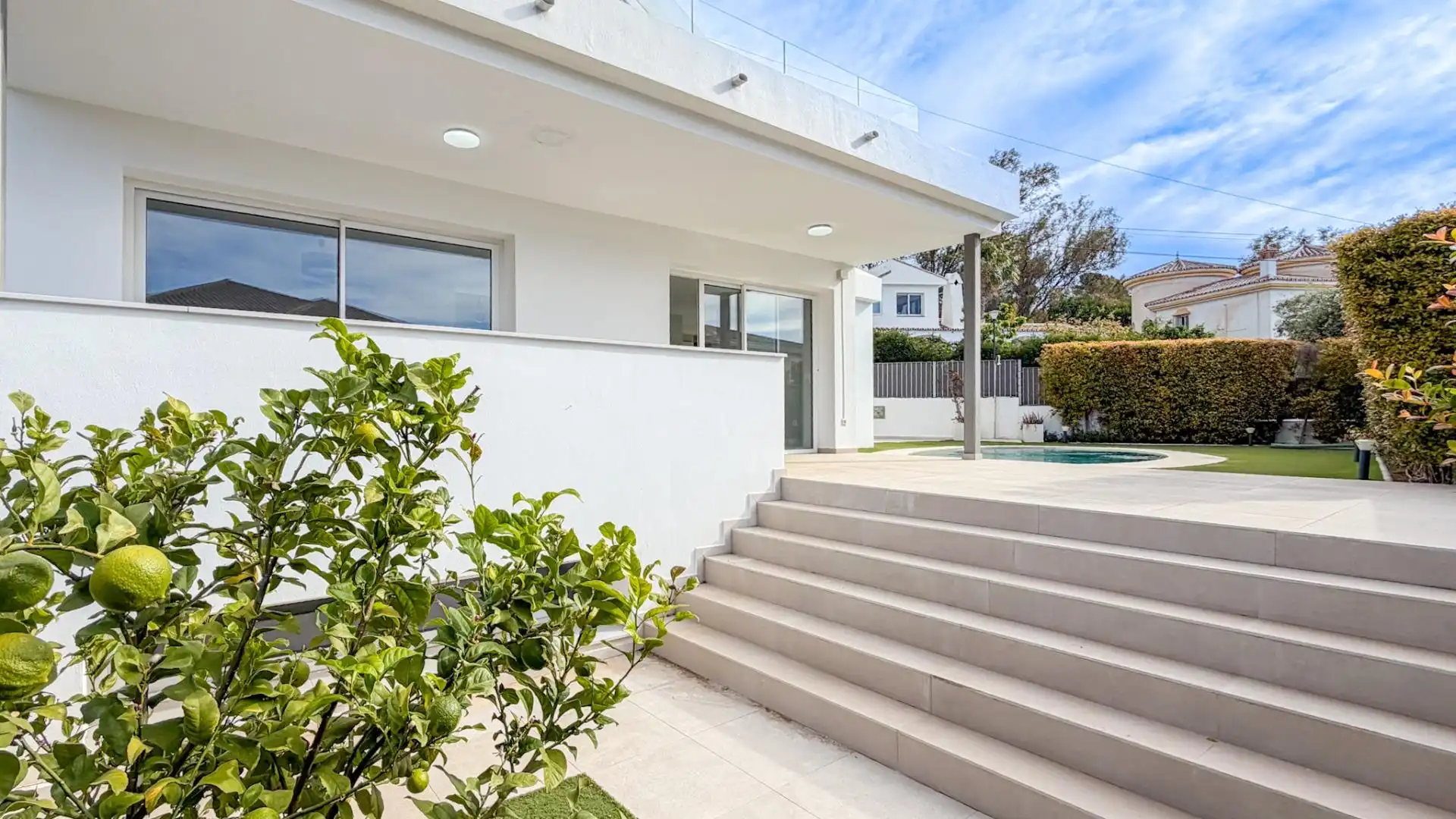 Vista exterior de Casa o xalet en venda en Benalmádena amb Aire condicionat, Jardí privat i Terrassa