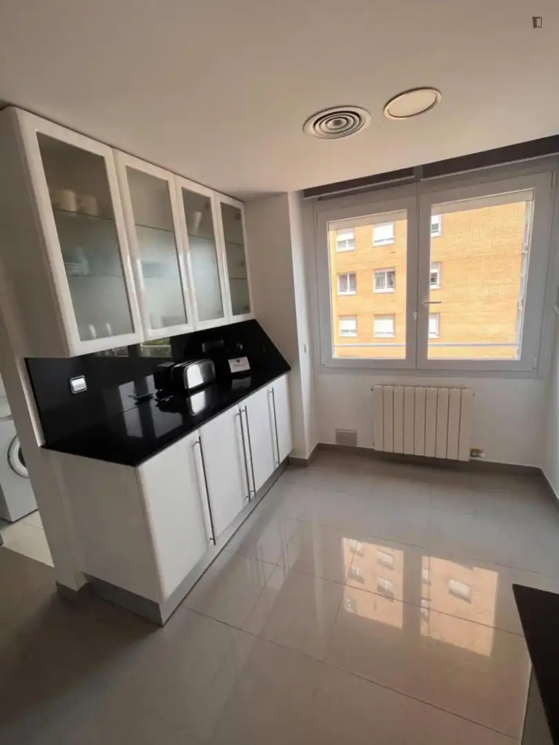 Room in Eixample Sud – Migdia