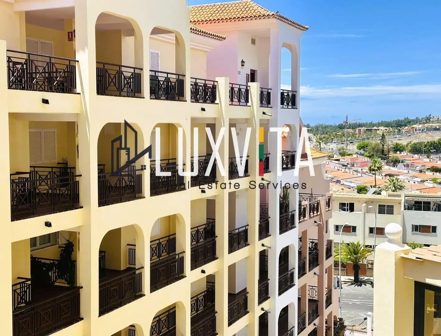 Vista exterior de Apartament en venda en Arona amb Jardí privat, Terrassa i Moblat