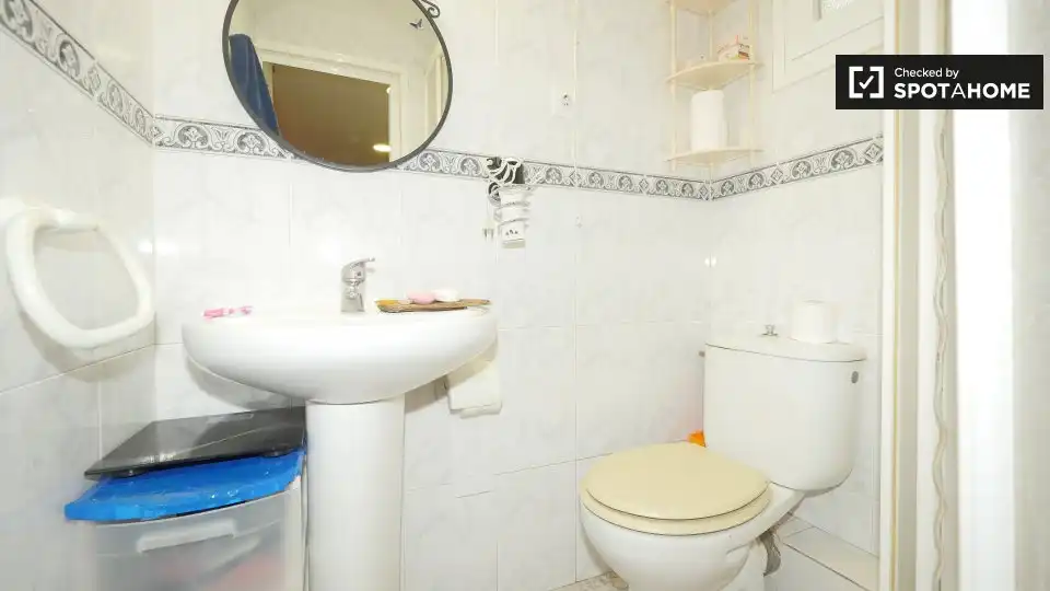Baño de Piso para compartir en L'Hospitalet de Llobregat con Aire acondicionado, Calefacción y Amueblado