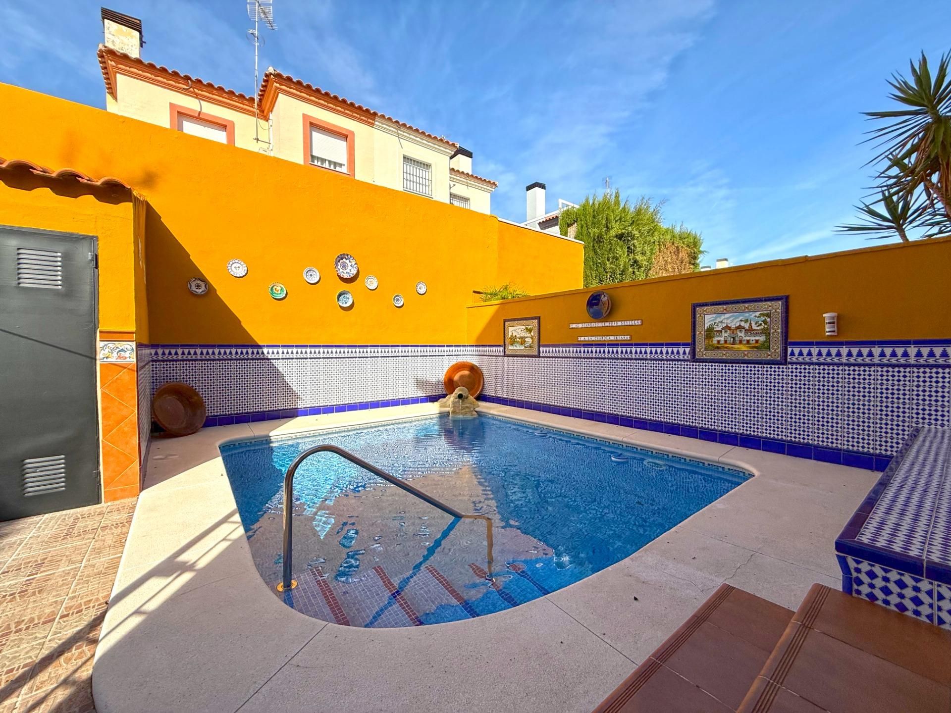 Single-family semi-detached for sale in Espartinas Pueblo