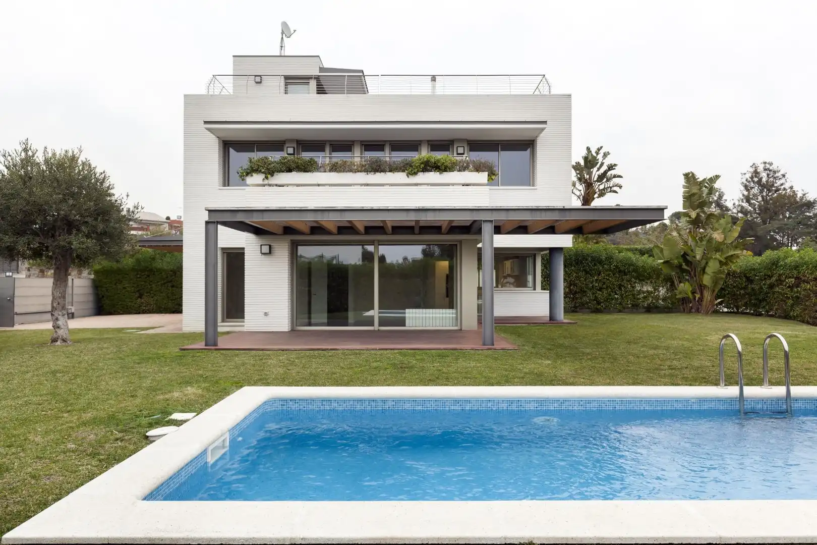 Vista exterior de Casa o xalet de lloguer en Sant Vicenç de Montalt amb Aire condicionat, Jardí privat i Parquet