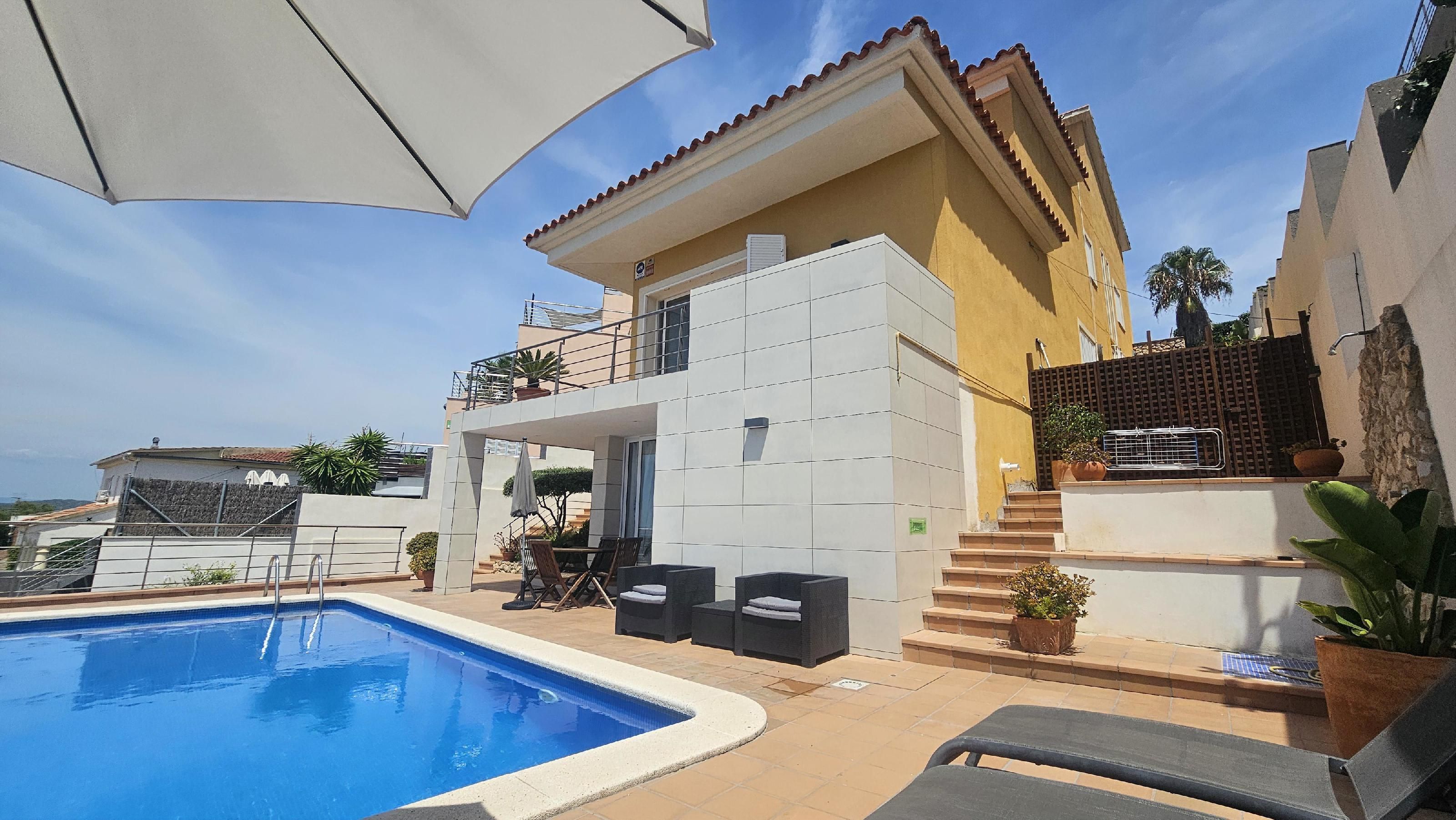 Vista exterior de Casa o xalet en venda en Sitges amb Calefacció, Jardí privat i Terrassa