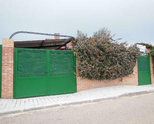 Vista exterior de Casa o xalet en venda en Hontoba amb Jardí privat