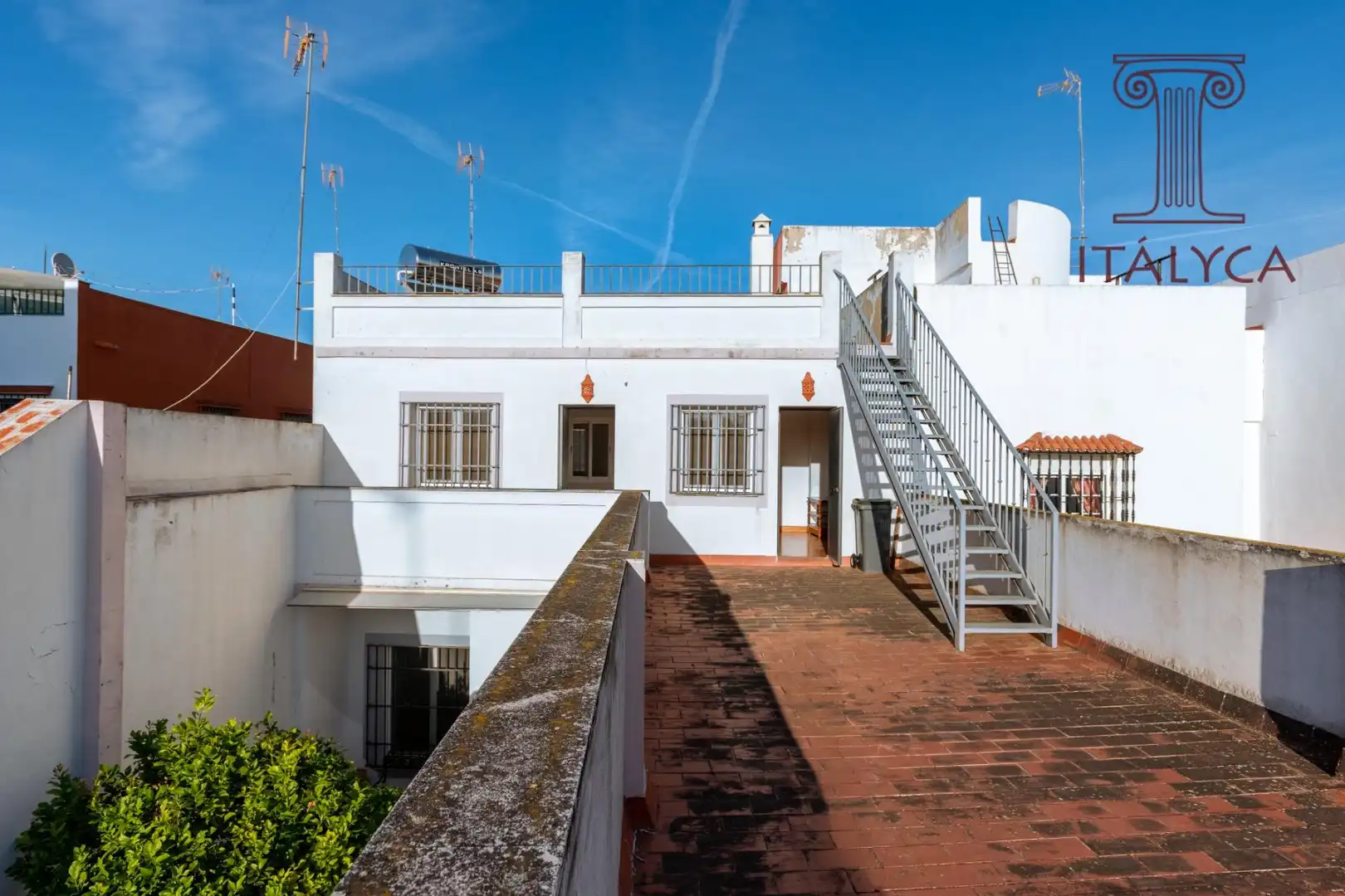 Vista exterior de Casa o xalet en venda en Bormujos amb Aire condicionat, Calefacció i Jardí privat