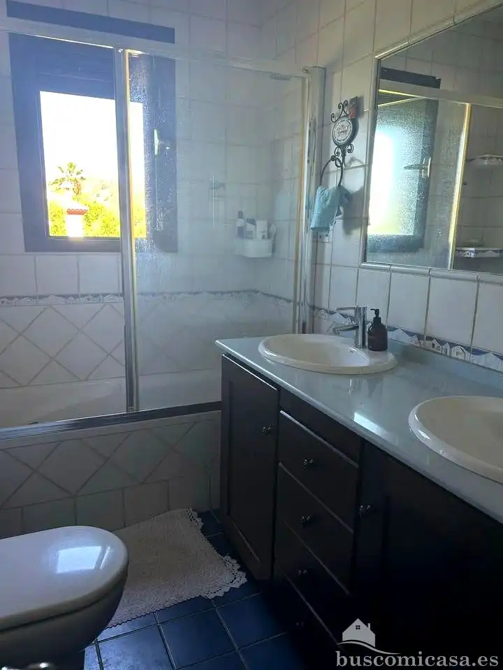 Bany de Casa adosada en venda en Linares amb Aire condicionat, Jardí privat i Terrassa