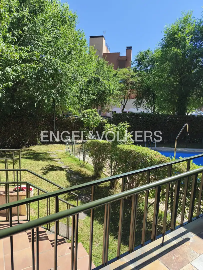 Terrassa de Pis de lloguer en Madrid amb Aire condicionat, Calefacció i Jardí privat