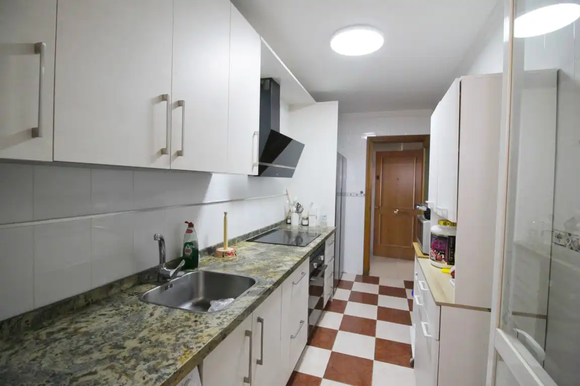 Cocina de Piso en venta en Vélez-Málaga con Terraza y Piscina comunitaria