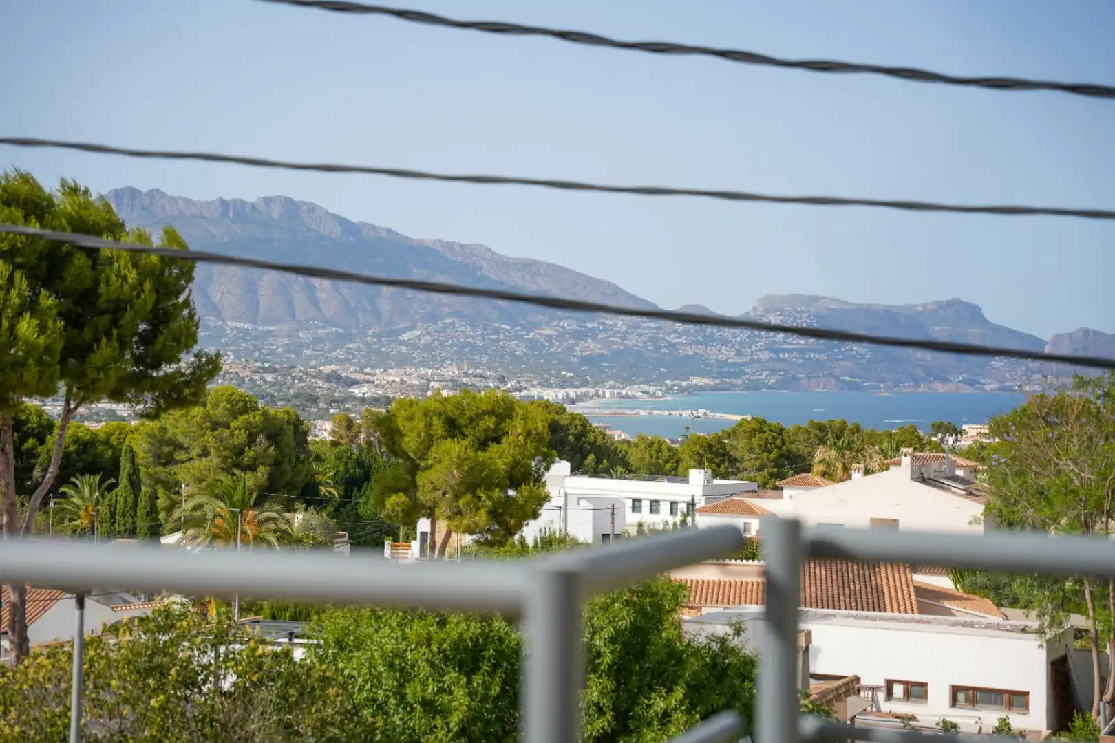 Außenansicht von Einfamilien-Reihenhaus zum Verkauf in L'Alfàs del Pi mit Klimaanlage, Heizung und Privatgarten