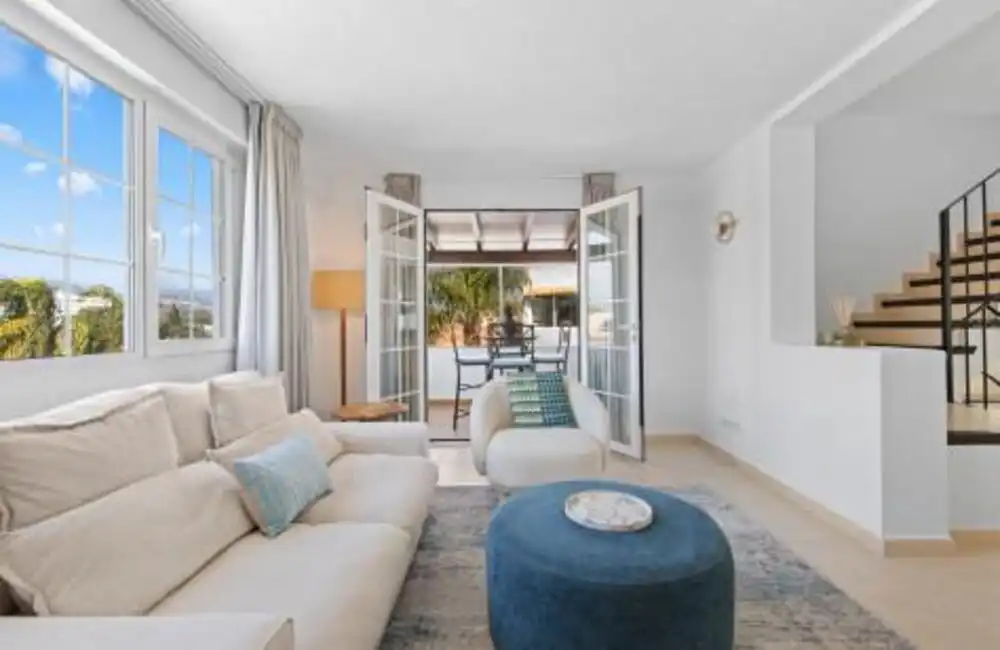 Sala d'estar de Casa adosada en venda en Marbella amb Aire condicionat, Jardí privat i Terrassa