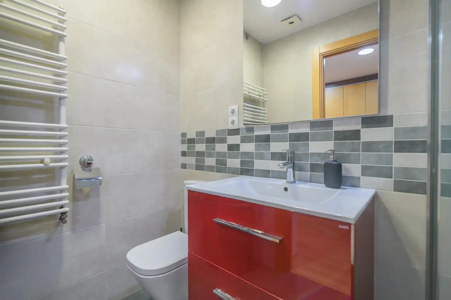 Bathroom of Flat for sale in Sant Boi de Llobregat  with Parquet flooring and Terrace