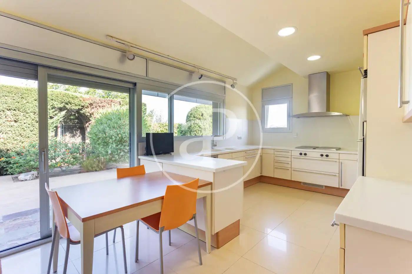 Cuina de Casa o xalet en venda en Sant Cugat del Vallès amb Aire condicionat, Calefacció i Jardí privat