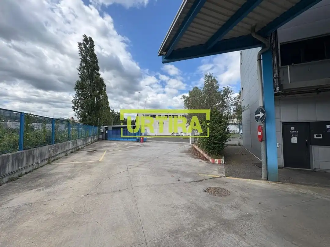 Parkplatz von Fabrikhallen zum Verkauf in Hernani