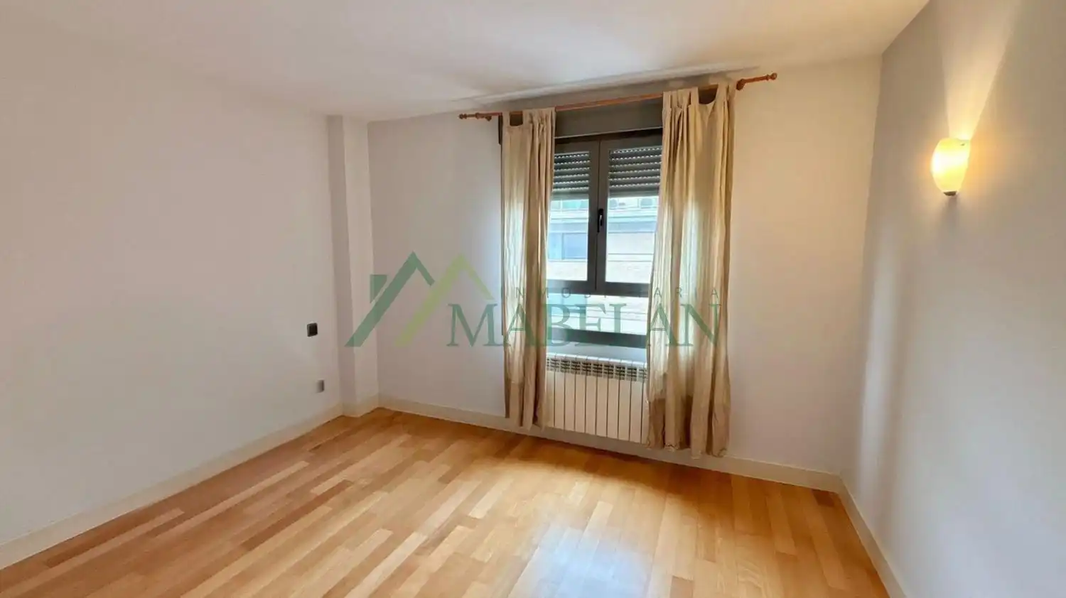Bedroom of Flat for rent in Madrid  with Air Conditioner, Private garden and Storage room