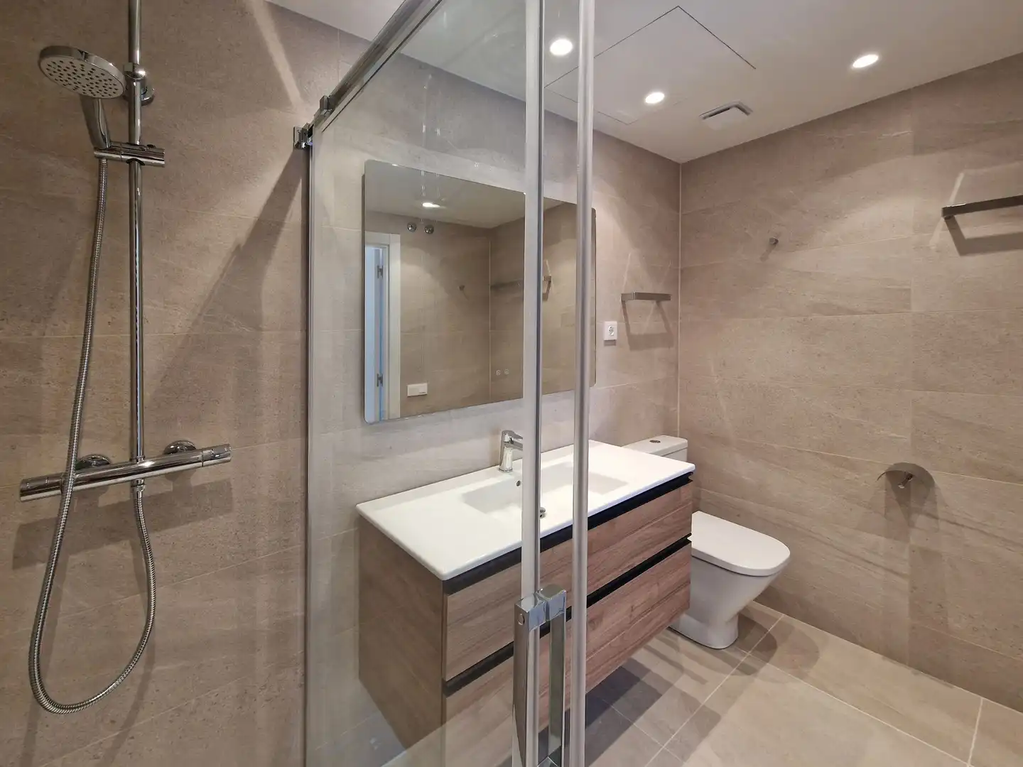 Baño de Piso de alquiler en Girona con Aire acondicionado, Calefacción y Trastero