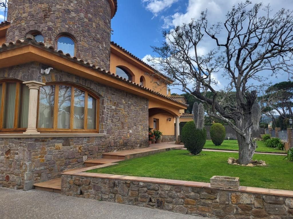 Vista exterior de Casa o xalet en venda en Mont-ras amb Aire condicionat, Jardí privat i Terrassa