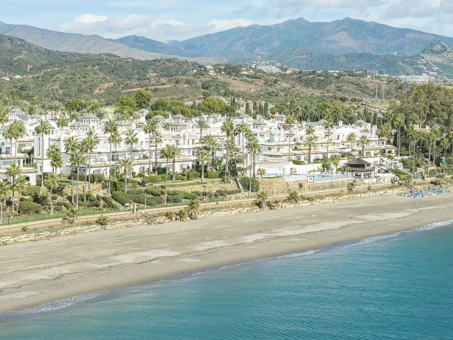 Außenansicht von Dachboden zum Verkauf in Estepona mit Klimaanlage, Terrasse und Abstellraum