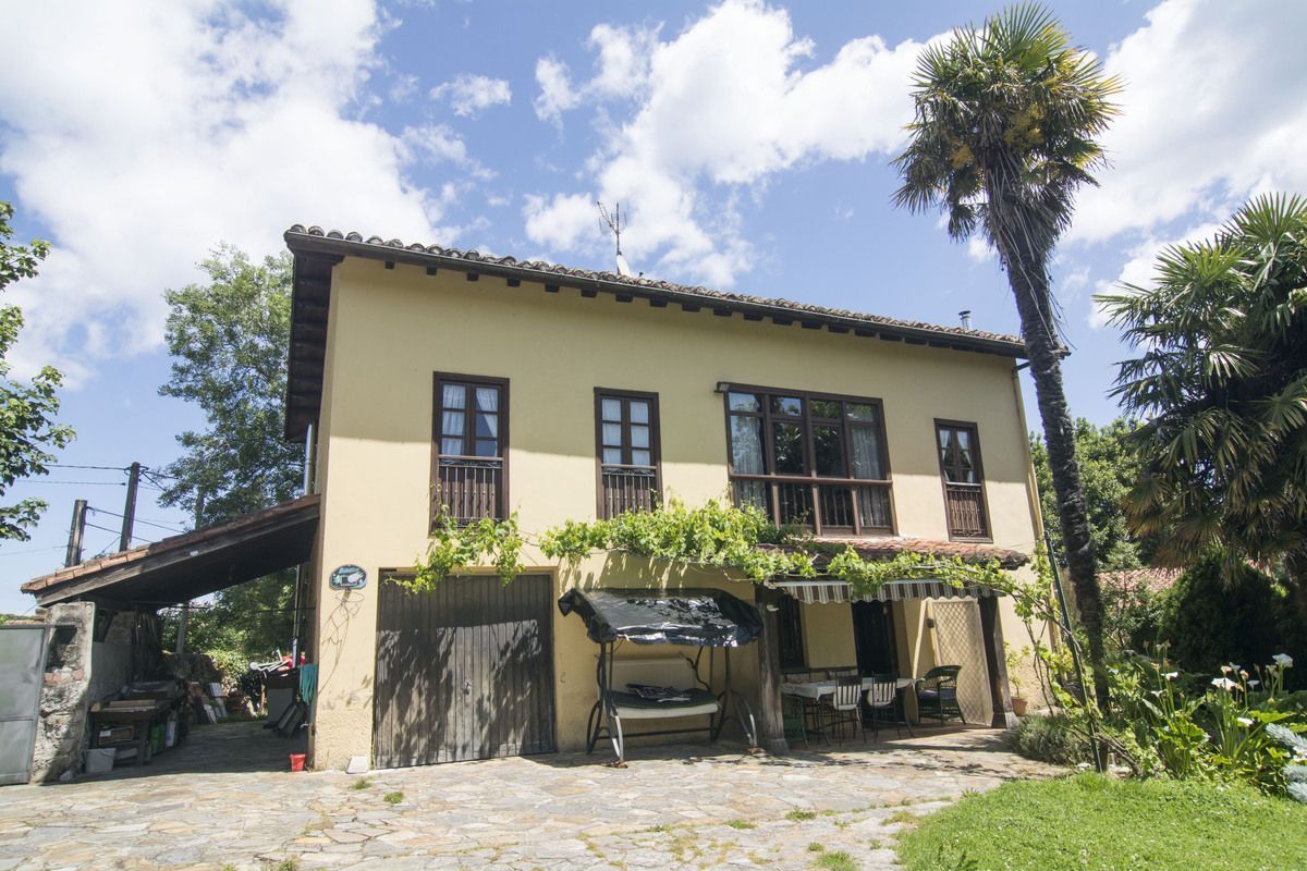 Vista exterior de Casa o xalet en venda en Llanes amb Calefacció i Jardí privat