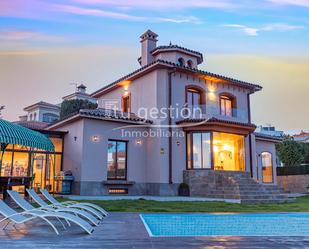 Vista exterior de Casa o xalet en venda en Rincón de la Victoria amb Aire condicionat, Jardí privat i Terrassa