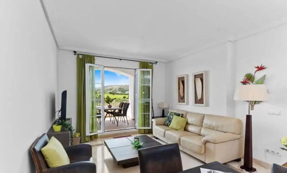 Sala d'estar de Apartament de lloguer en Benahavís amb Aire condicionat, Terrassa i Traster