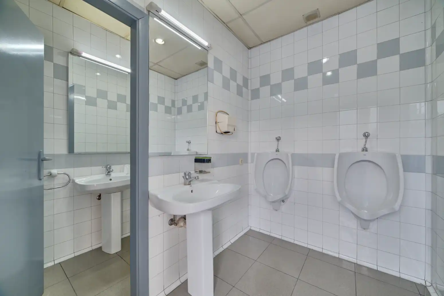 Badezimmer von Fabrikhallen zum Verkauf in Berriozar