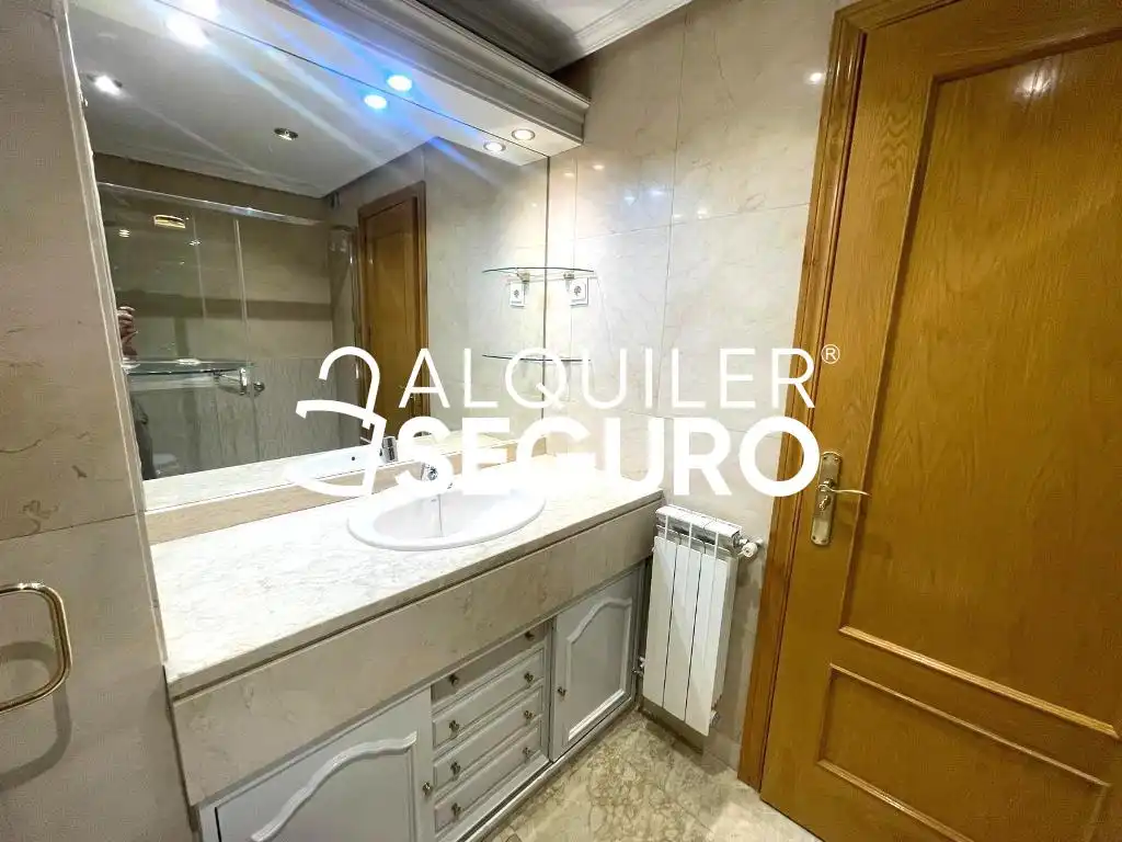 Baño de Piso de alquiler en Madrid con Calefacción y Piscina