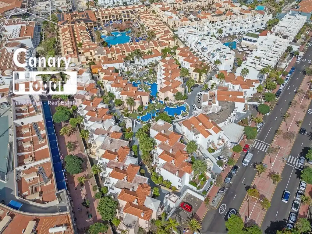 Vista exterior de Àtic en venda en Adeje amb Jardí privat i Piscina comunitària