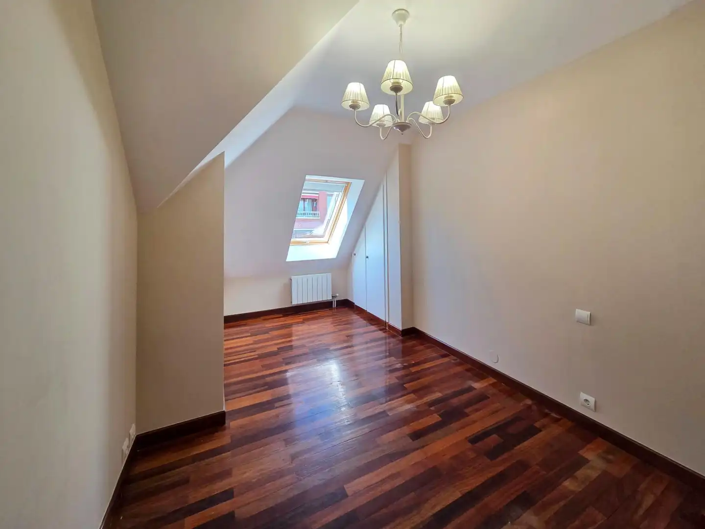 Schlafzimmer von Dachboden zur Miete in Santander mit Heizung, Privatgarten und Parkett