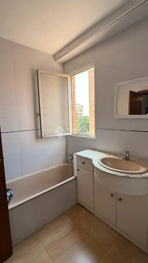 Badezimmer von Wohnung zur Miete in Almería mit Möbliert