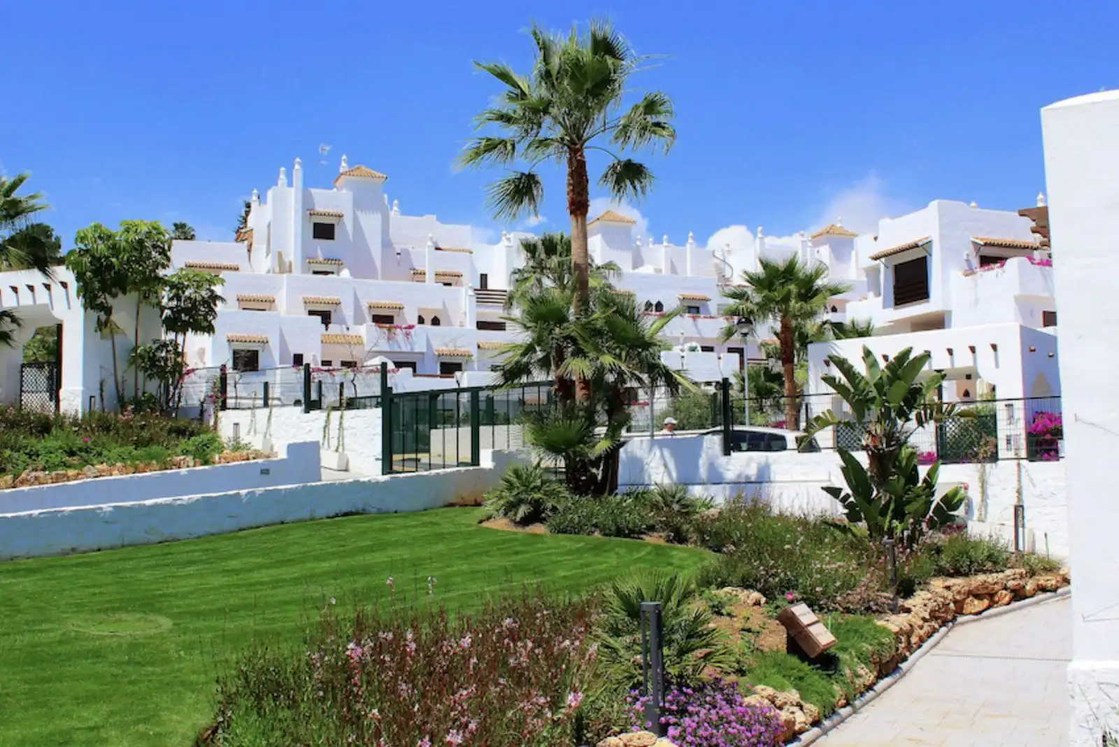 Flat with pool for sale in Calle Benalauria 11
