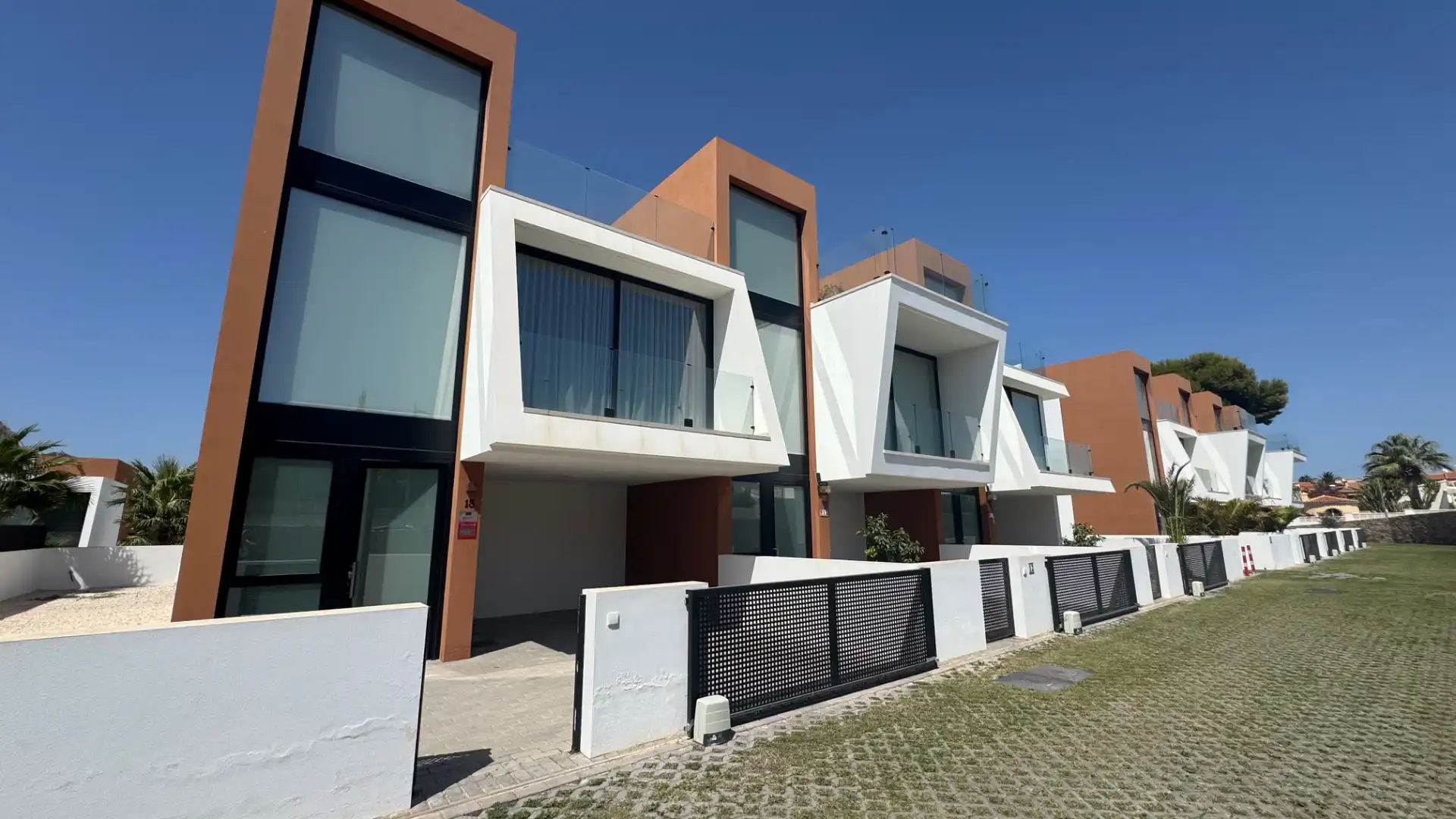 Vista exterior de Casa adosada de alquiler en Calpe / Calp con Aire acondicionado, Jardín privado y Terraza