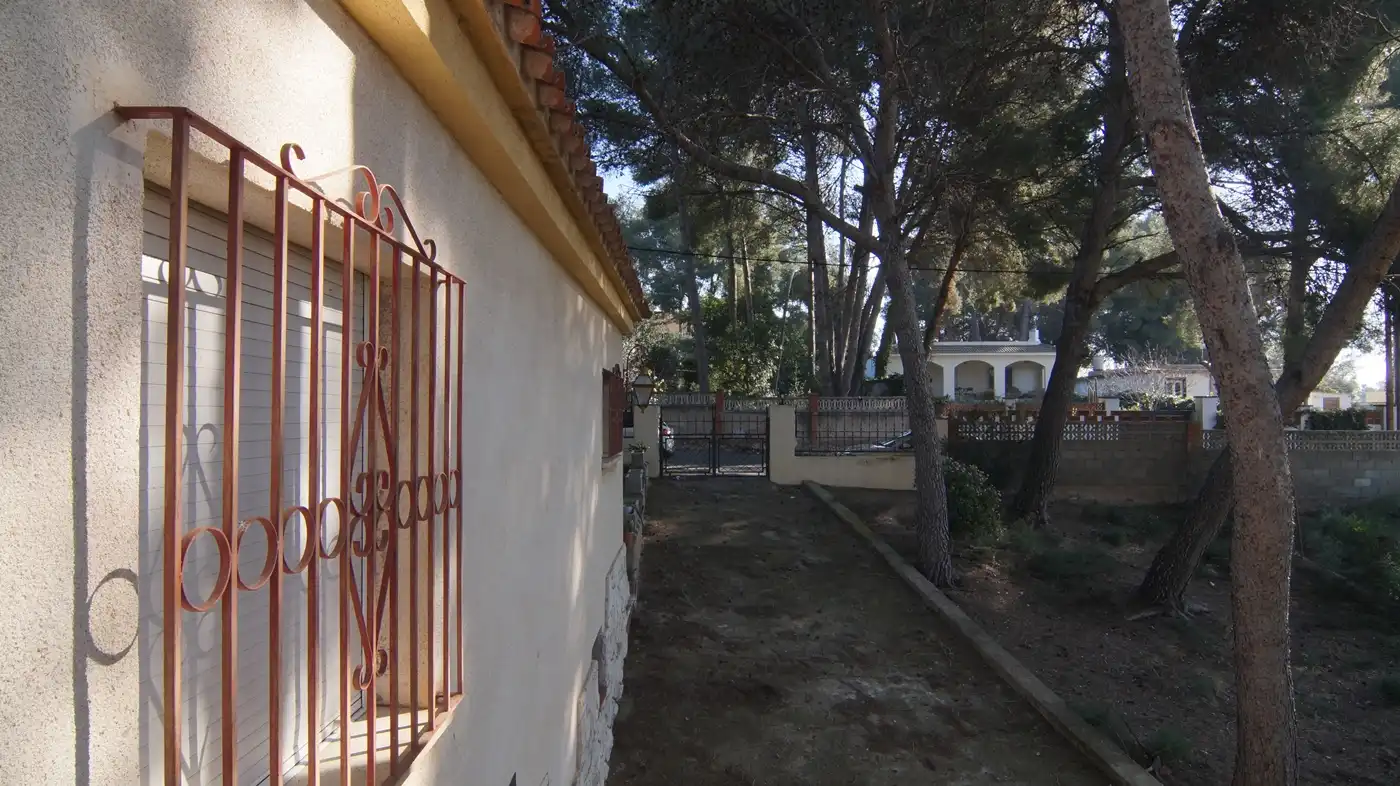 Vista exterior de Casa o xalet en venda en El Catllar  amb Parquet, Terrassa i Piscina