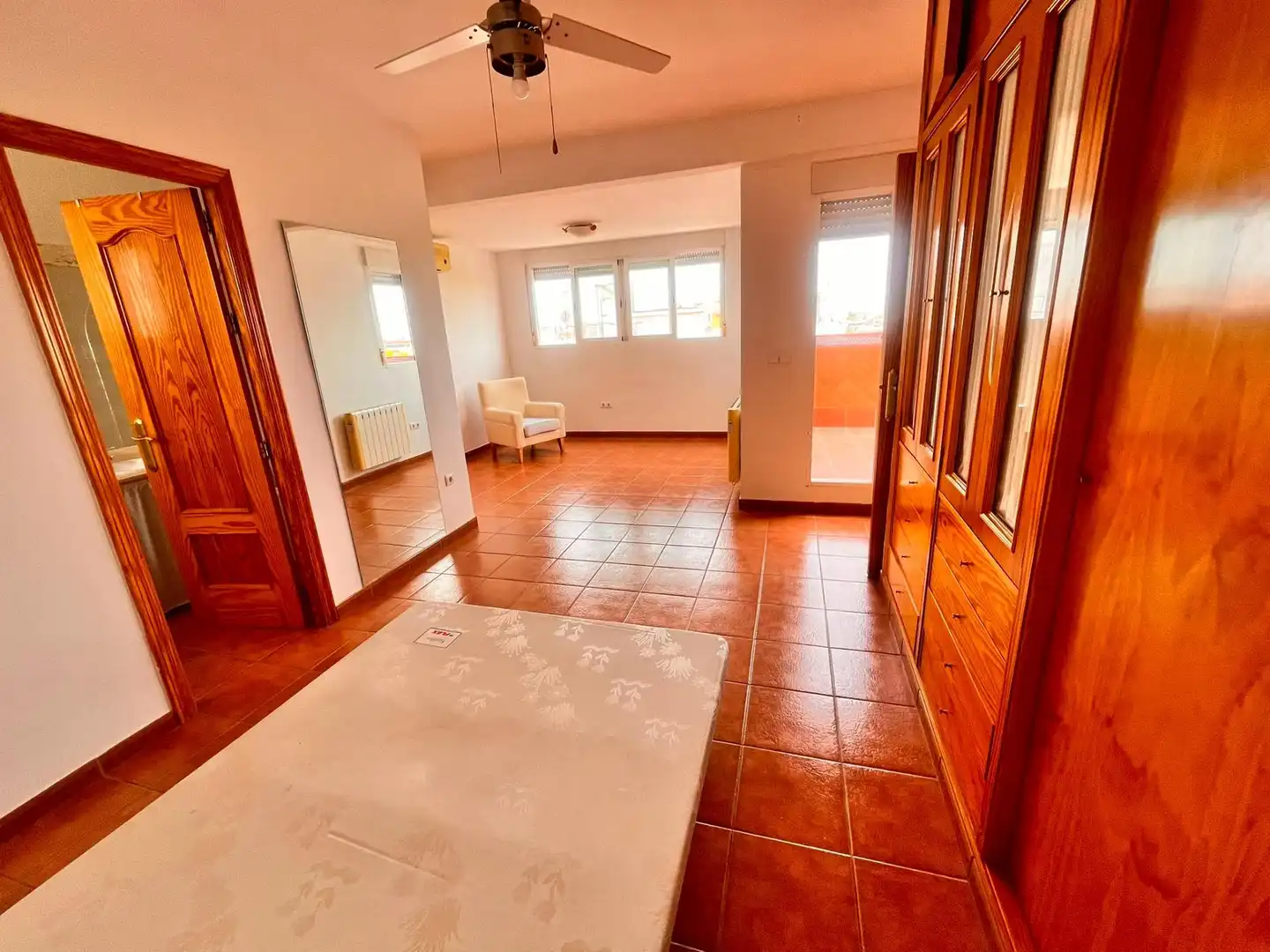 Schlafzimmer von Dachboden zur Miete in Córdoba mit Klimaanlage und Terrasse