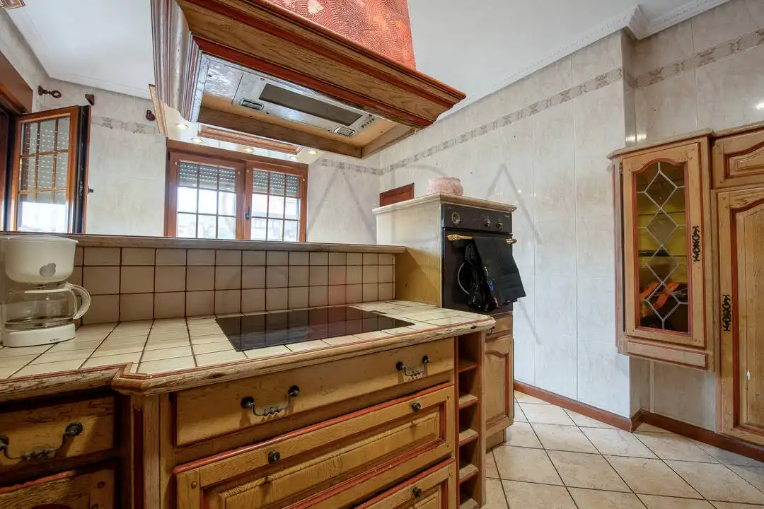 Cuina de Casa o xalet en venda en El Astillero   amb Calefacció i Jardí privat
