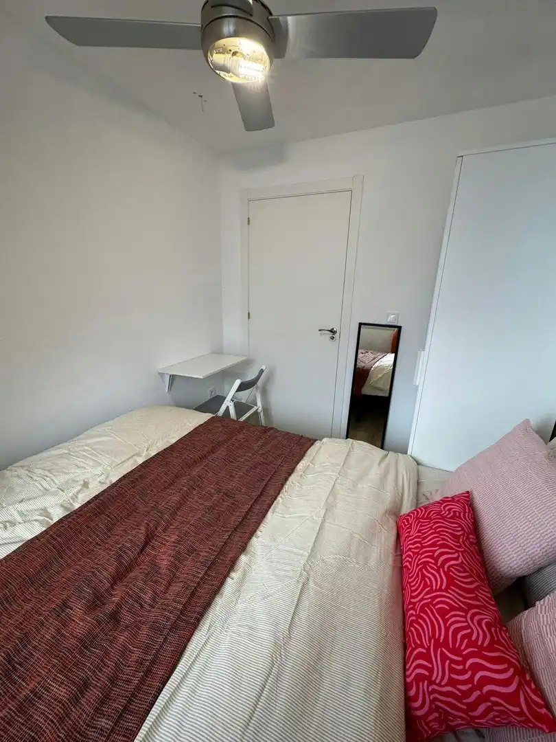 Schlafzimmer von Wohnung zur untervermieten in Valencia mit Klimaanlage und Waschmaschine
