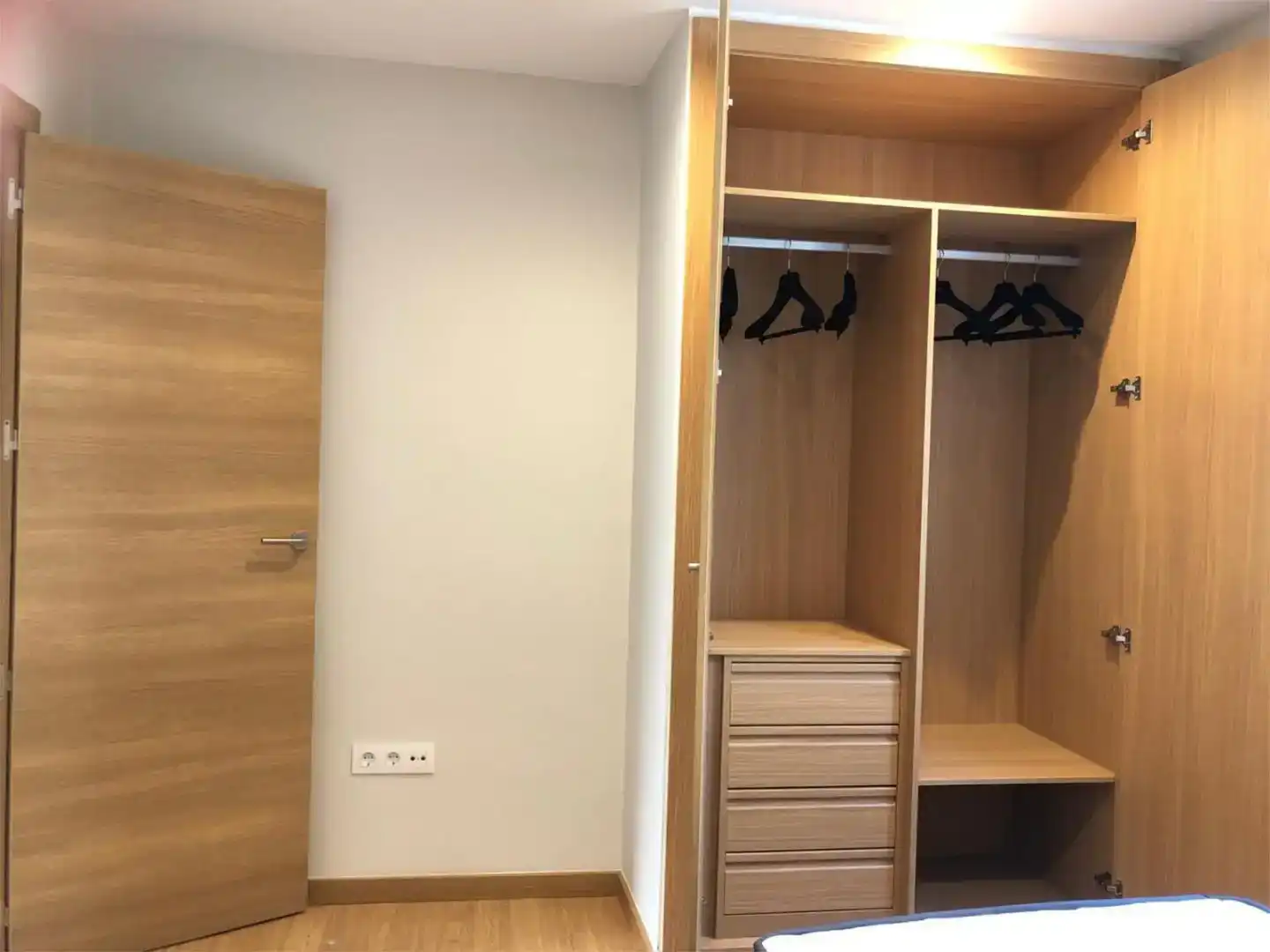 Schlafzimmer von Dachboden zur Miete in  Madrid Capital mit Balkon
