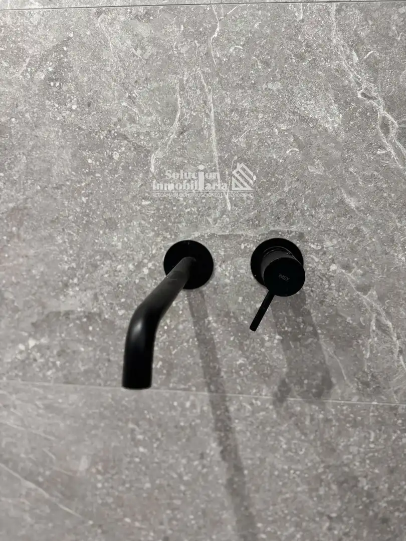 Baño de Ático en venta en Salamanca con Calefacción y Terraza