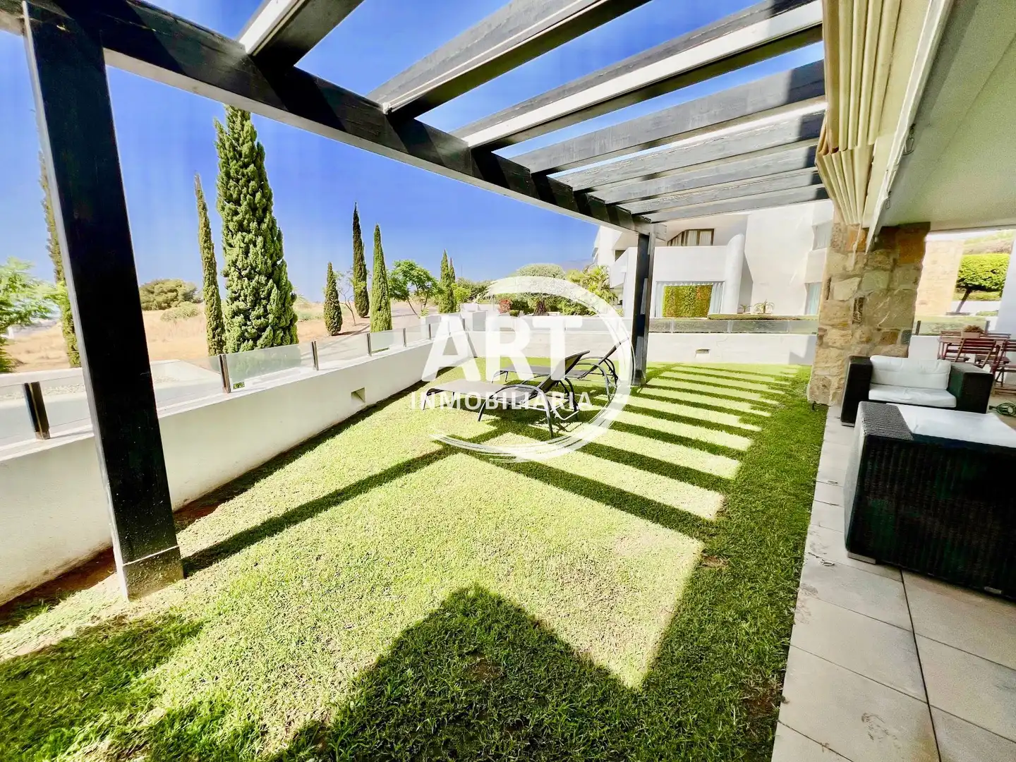 Vista exterior de Apartament en venda en Benahavís amb Aire condicionat, Calefacció i Jardí privat