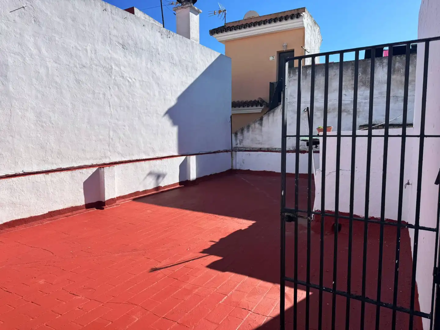 Vista exterior de Casa adosada en venda en El Puerto de Santa María amb Jardí privat i Terrassa