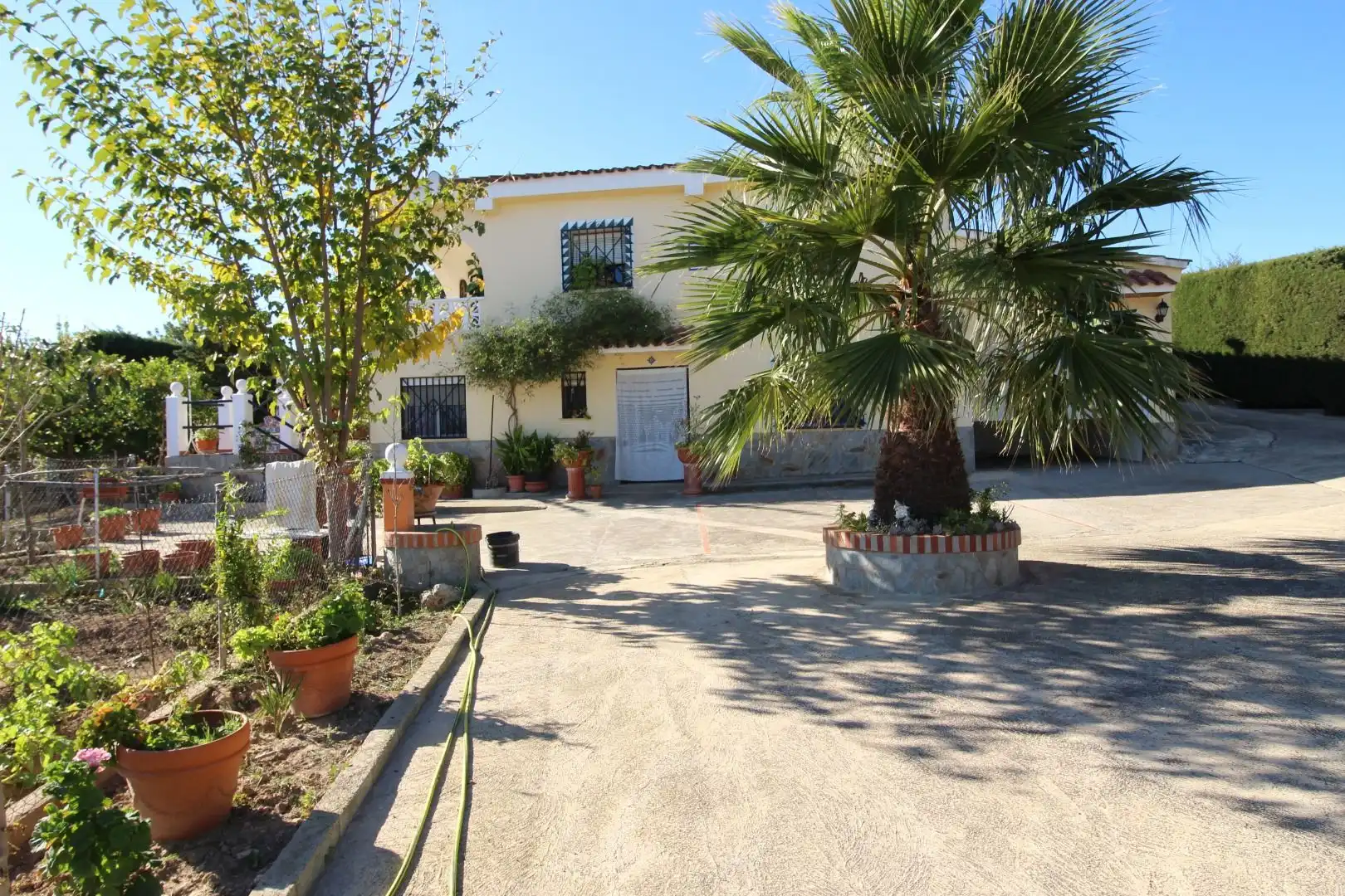Vista exterior de Casa o xalet en venda en Chiva amb Jardí privat, Terrassa i Traster